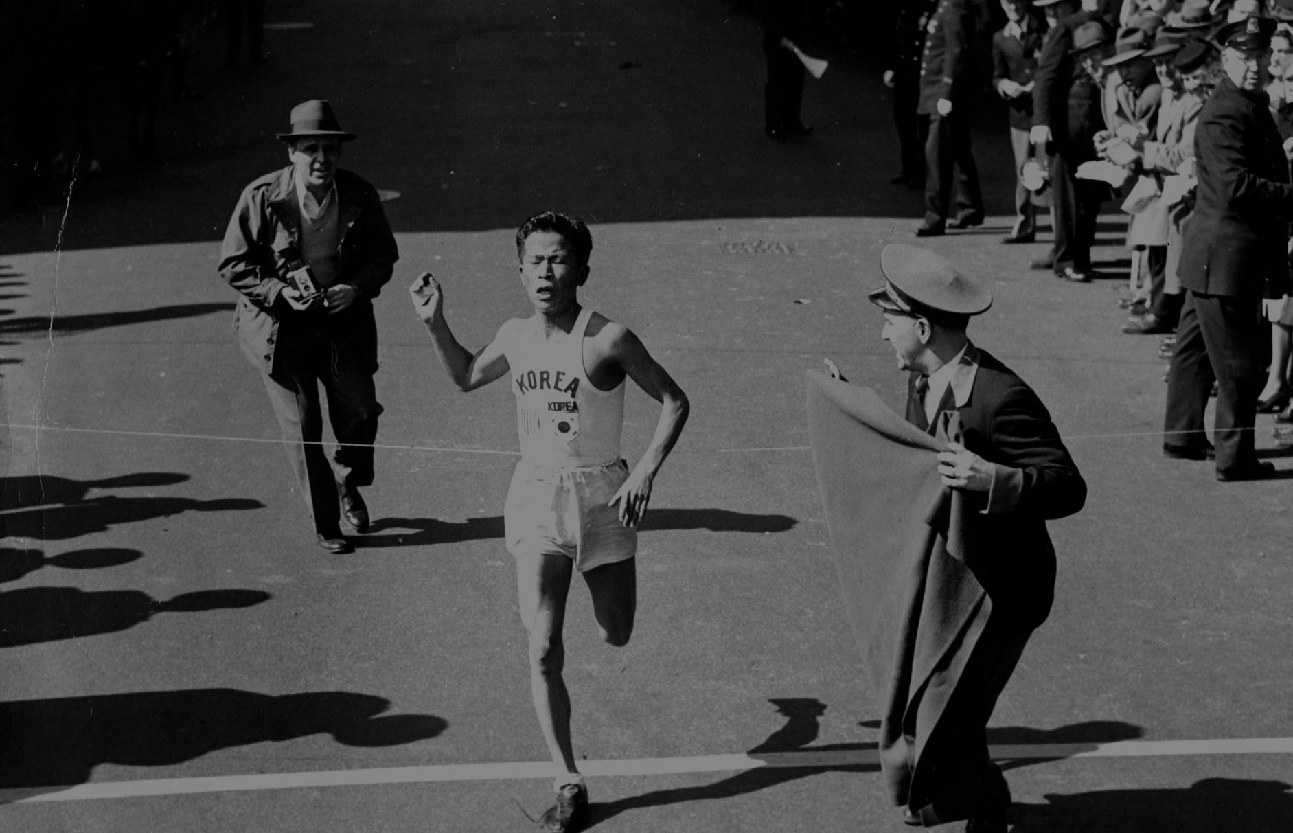 Suh Yun-Bok wins 1947 race