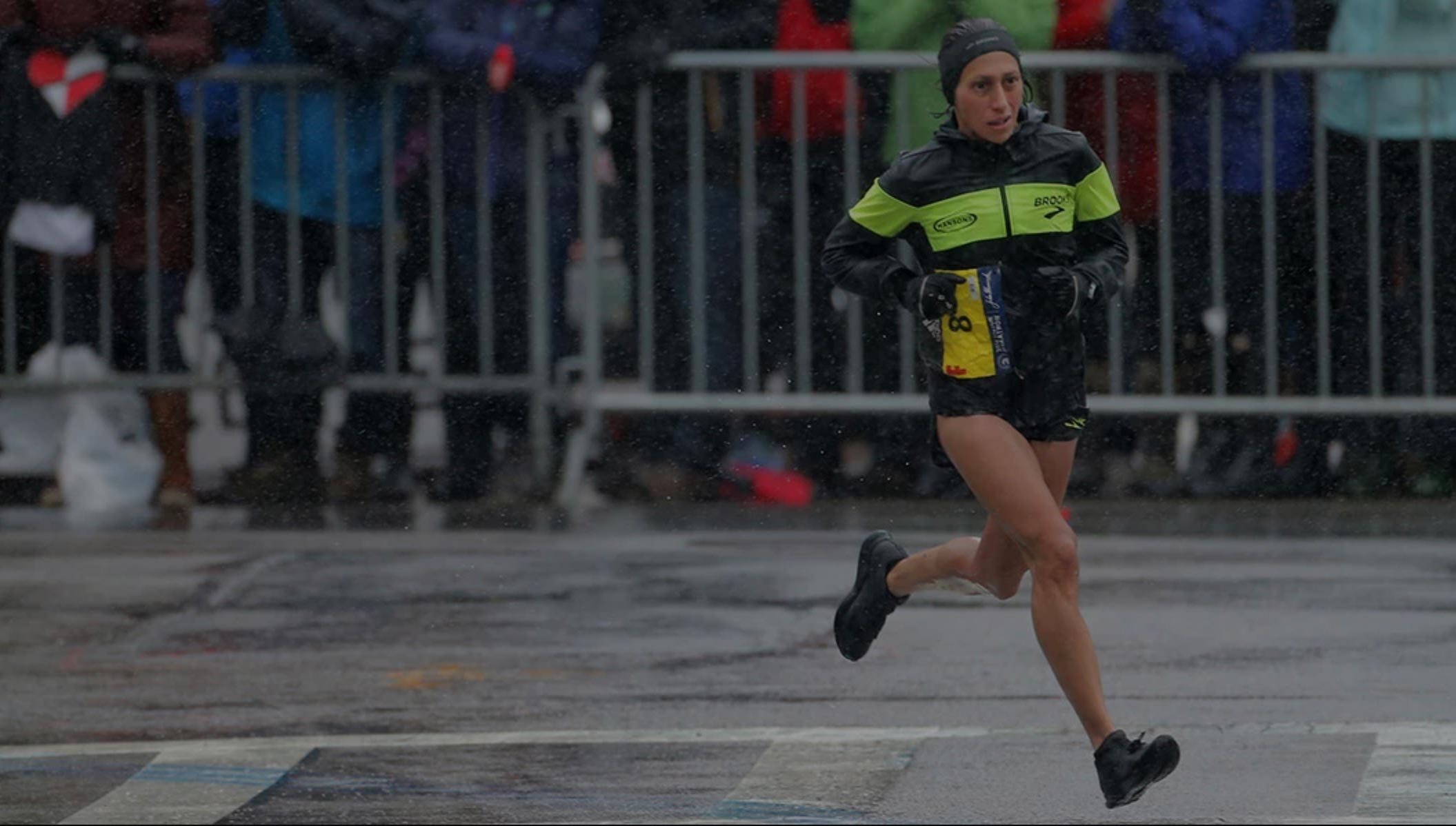 Desiree Linden powers to the finish line